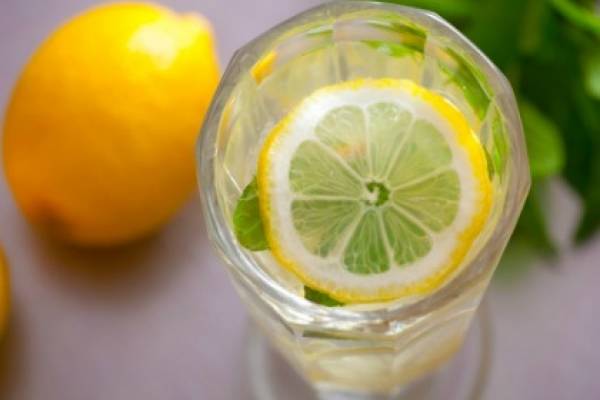 Derribando mitos: ¿Si desayunamos agua tibia con limón perderemos peso?
